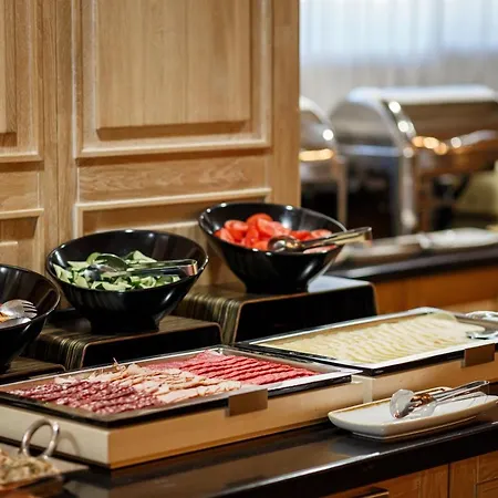 Ganz & 4* בוקובל