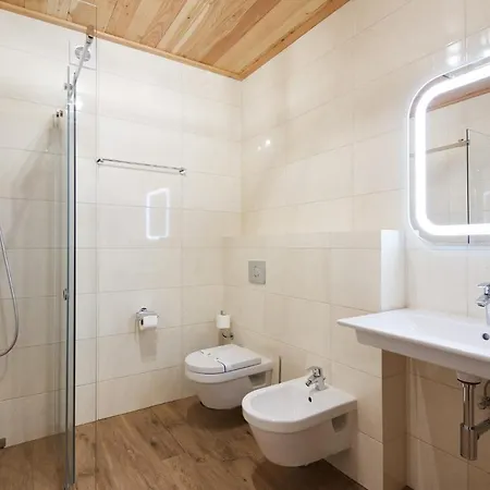 Hotell Ganz & 4*